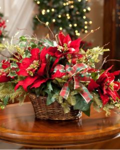 decoración navideña con flor de pascua