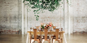 Decoración: Los espacios industriales tienen una arquitectura muy predominante, y no por ello tiene que ser una decoración 100% industrial, al contrario, te recomendamos que a la hora de decorar lo mezcles con otros estilos como: botánico, tropical, minimalista... Al combinar el entorno con otros estilos conseguirás que los invitados se sorprendan del contraste de ver un espacio decadente con una decoración inesperada y muy cuidada.